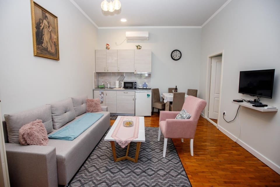 Communal lounge/ TV room, Day, Summer, TV and multimedia, Kitchen or kitchenette, Living room, Other, Photo of the whole room, Decorative detail, Dining area, Communal kitchen, Time of day