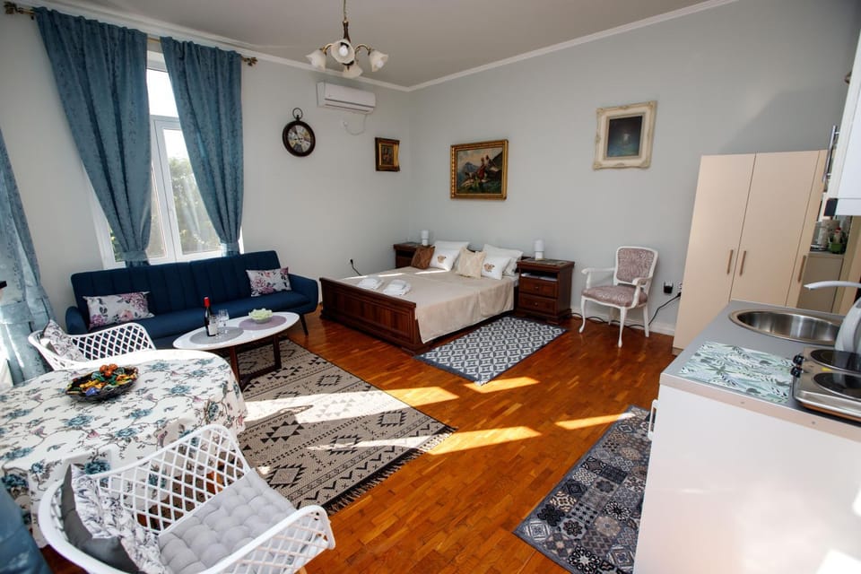 Property building, Bed, Day, Summer, Kitchen or kitchenette, Living room, Dining area, Bedroom, On site, Time of day, Location