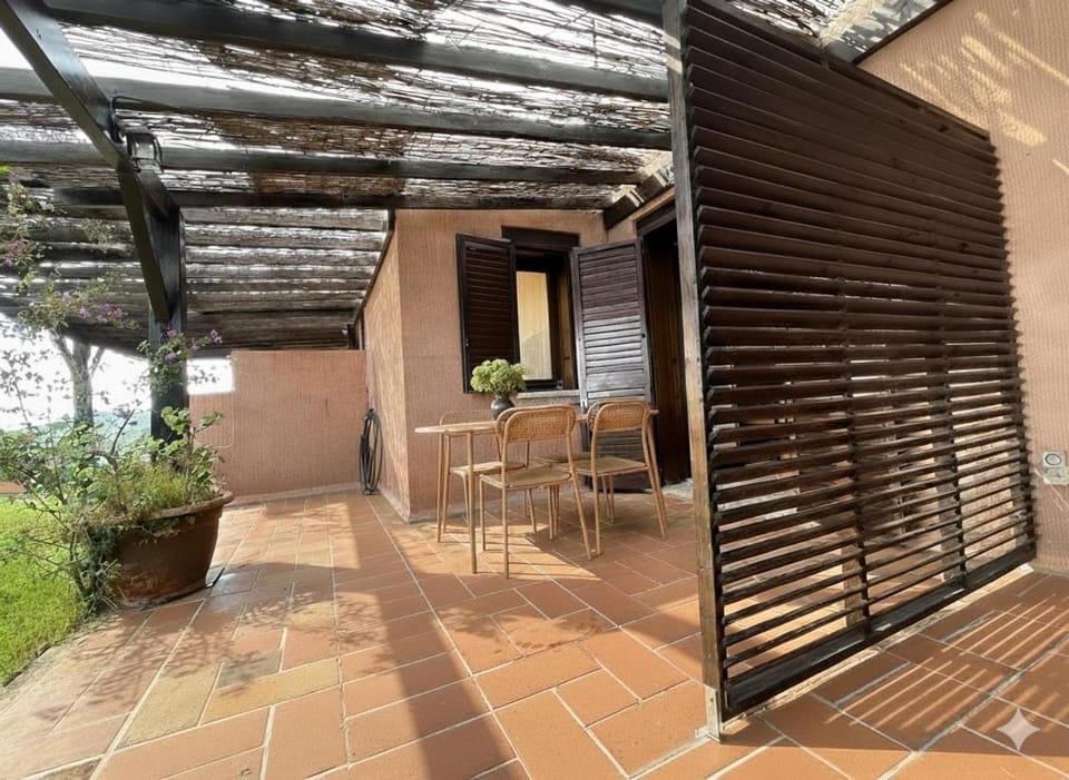 Patio, Day, Dining area