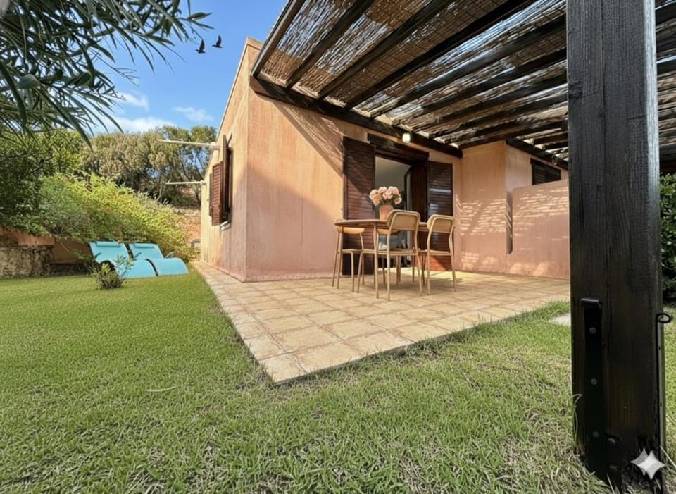 Property building, Patio, Spring, Day, Garden, Dining area, Garden view