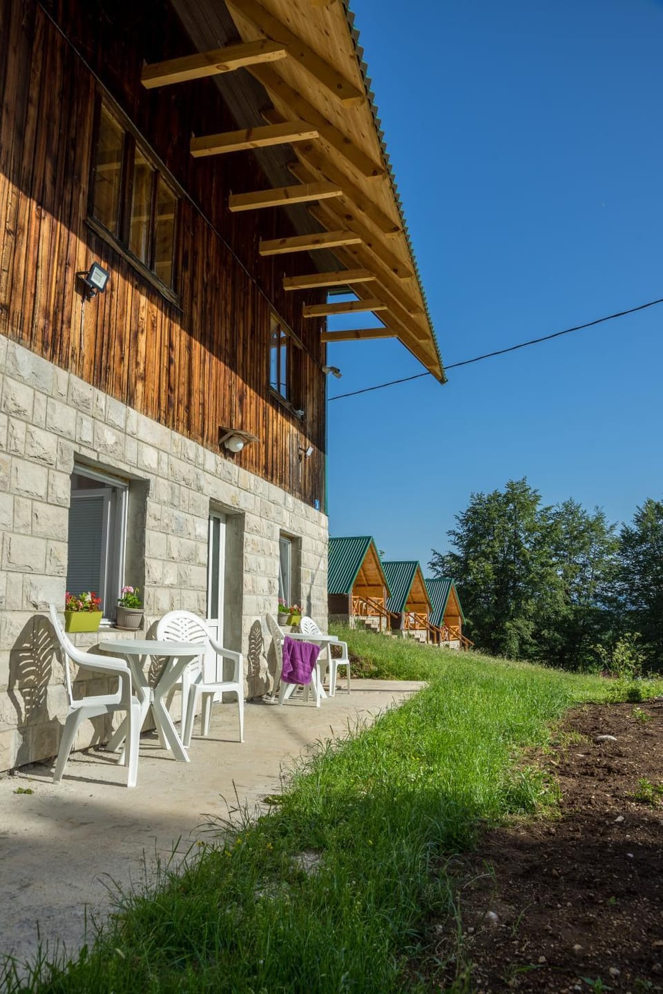 Property building, Patio, Facade/entrance, Garden