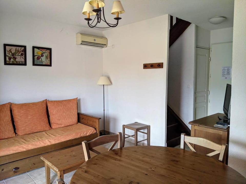 TV and multimedia, Living room, Dining area, air conditioner