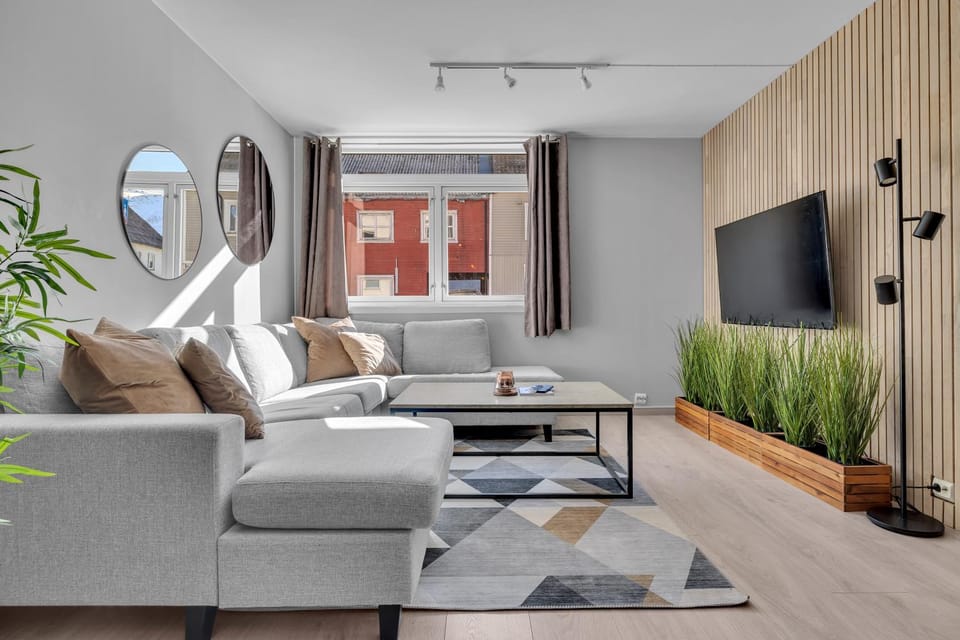 TV and multimedia, Living room, Seating area, Evening entertainment