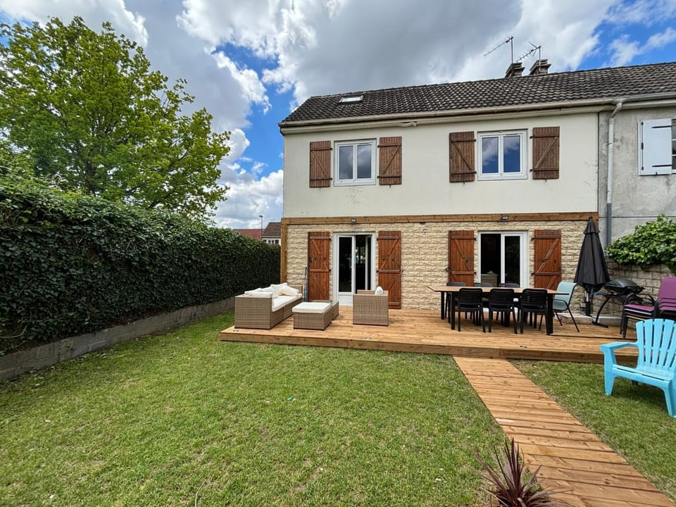 La maison penchée House in Île-de-France