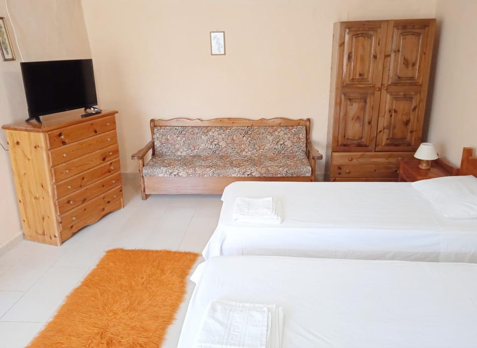 Bed, TV and multimedia, Bedroom