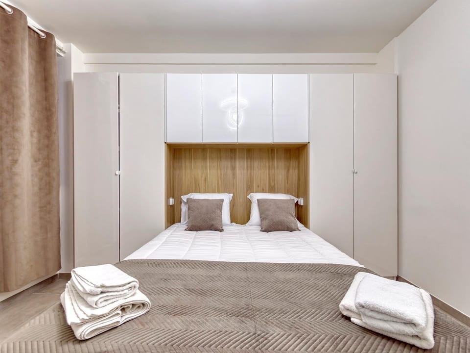Bed, Photo of the whole room, Bedroom, towels, wardrobe, air conditioner