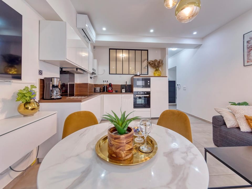 Kitchen or kitchenette, Living room, Seating area, Dining area, dishwasher, minibar, pet friendly, stove, toaster