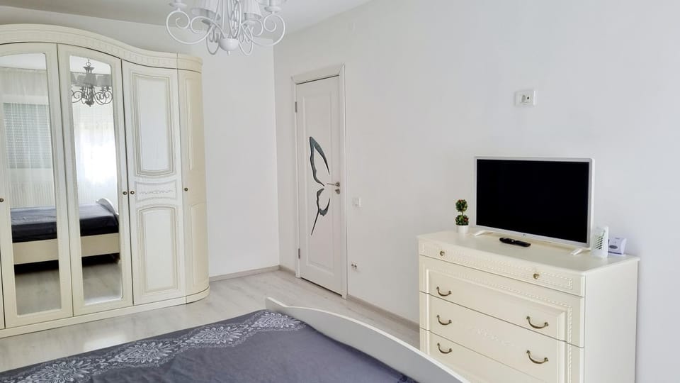 Bed, TV and multimedia, Bedroom