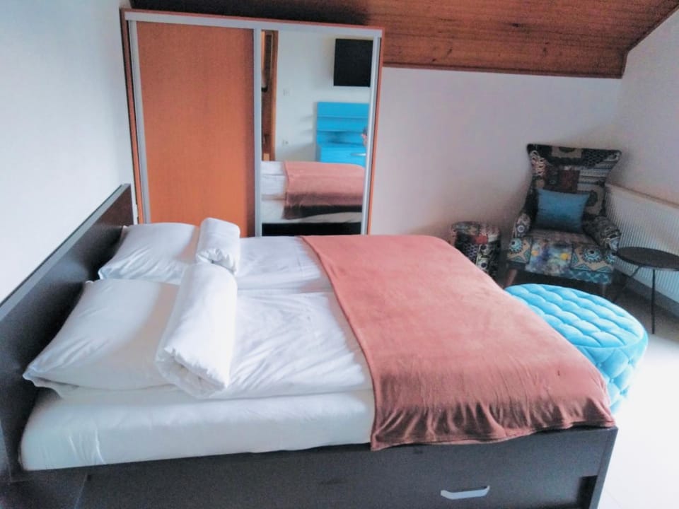 Bed, Seating area, Bedroom