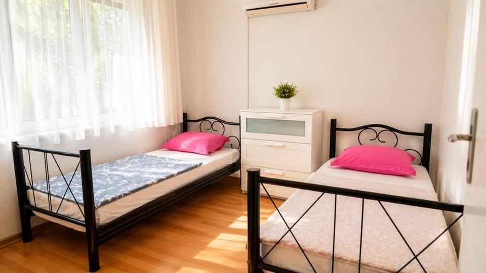 Bed, Photo of the whole room, Bedroom, internet, air conditioner