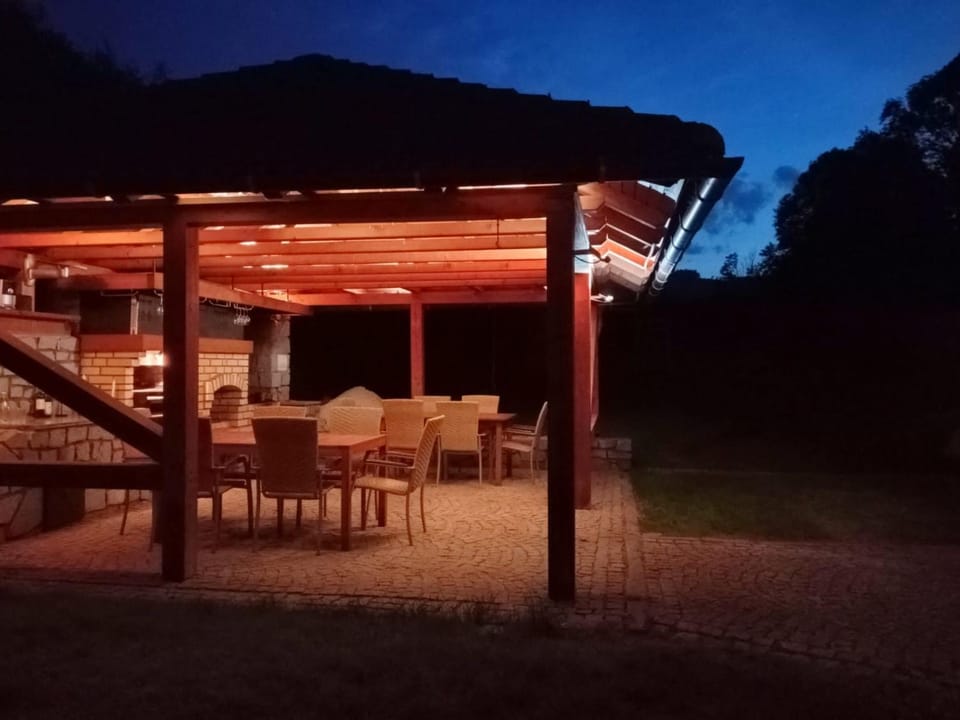 BBQ facilities, Seating area, Evening entertainment, Communal kitchen