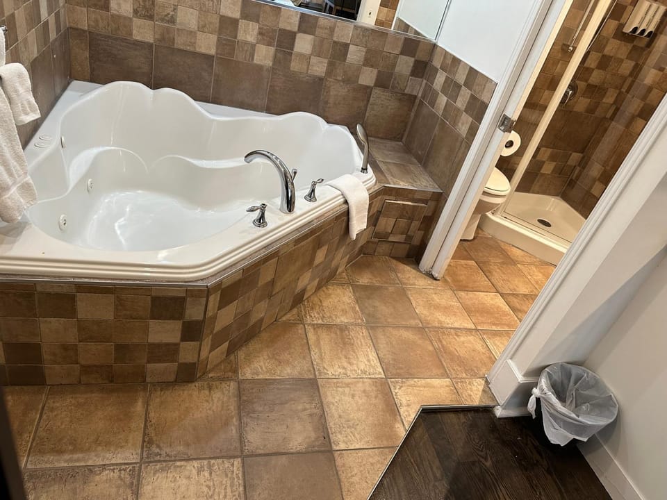 Hot Tub, Bathroom