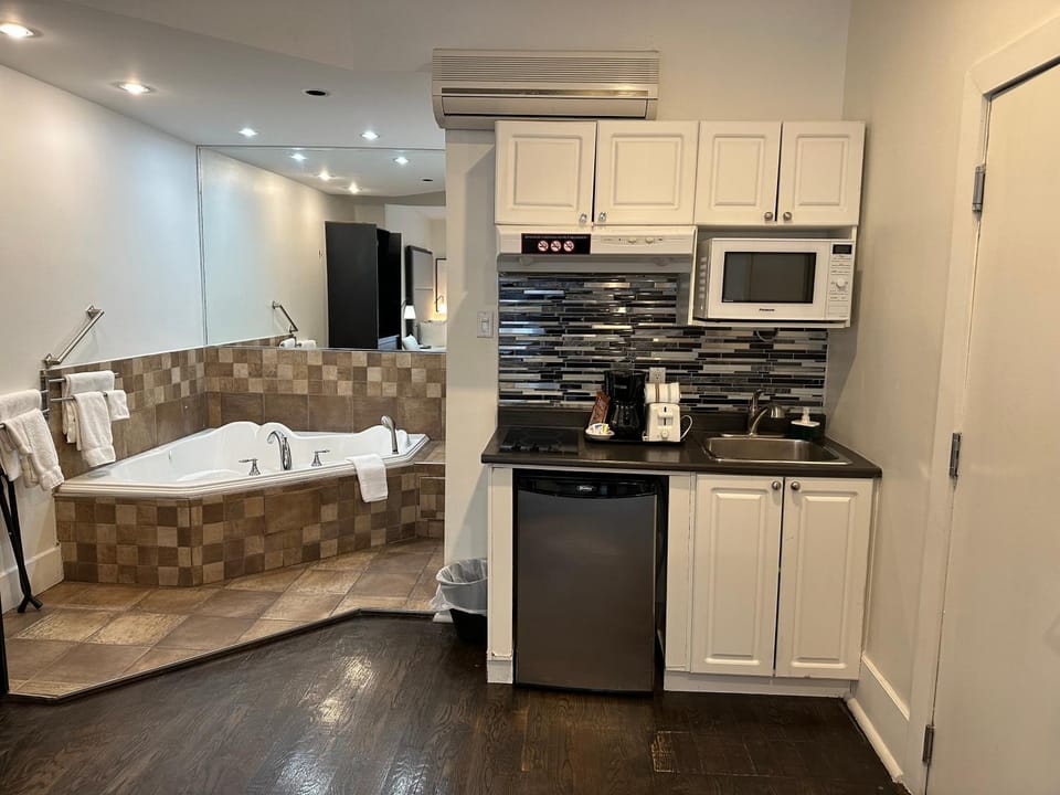 Kitchen or kitchenette, minibar