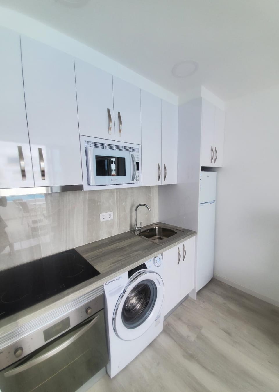Kitchen or kitchenette, stove, washing machine