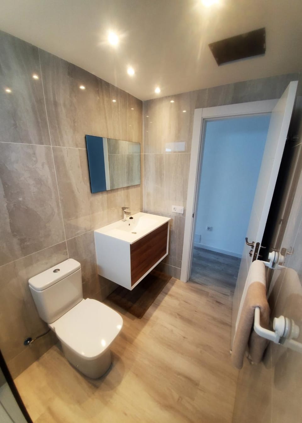 Toilet, towels