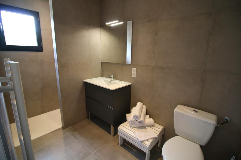 Shower, Toilet, Bathroom, towels