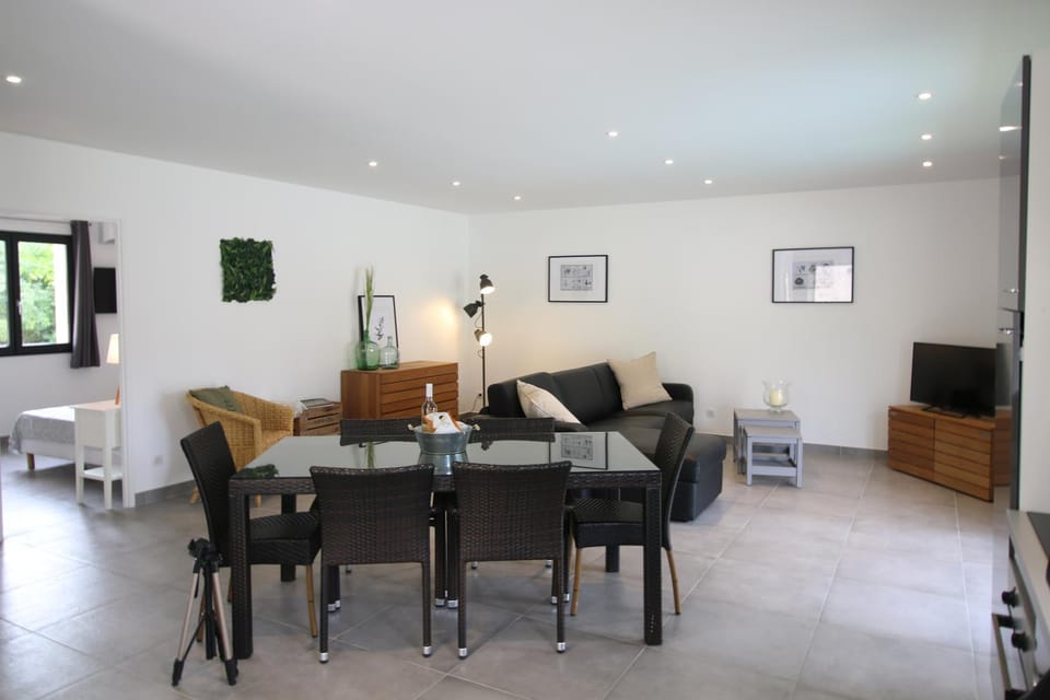 TV and multimedia, Living room, Dining area