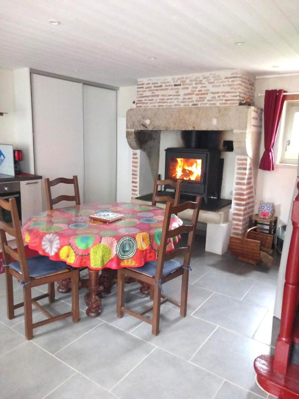 Dining area, fireplace