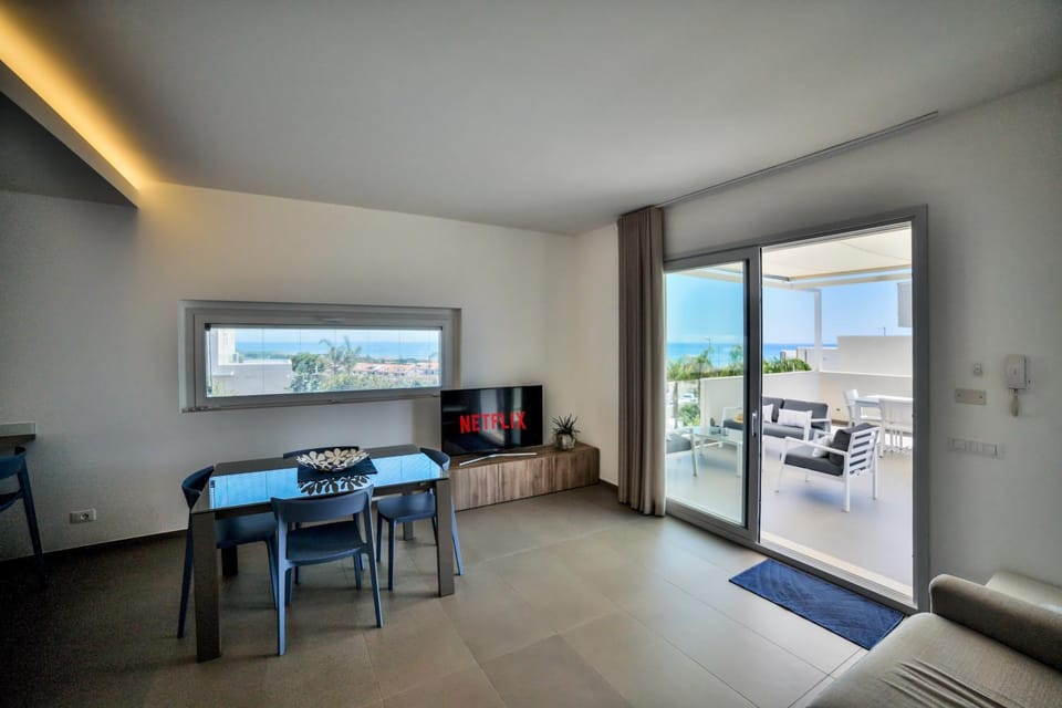 Communal lounge/ TV room, TV and multimedia, Living room, Seating area, Dining area, Sea view