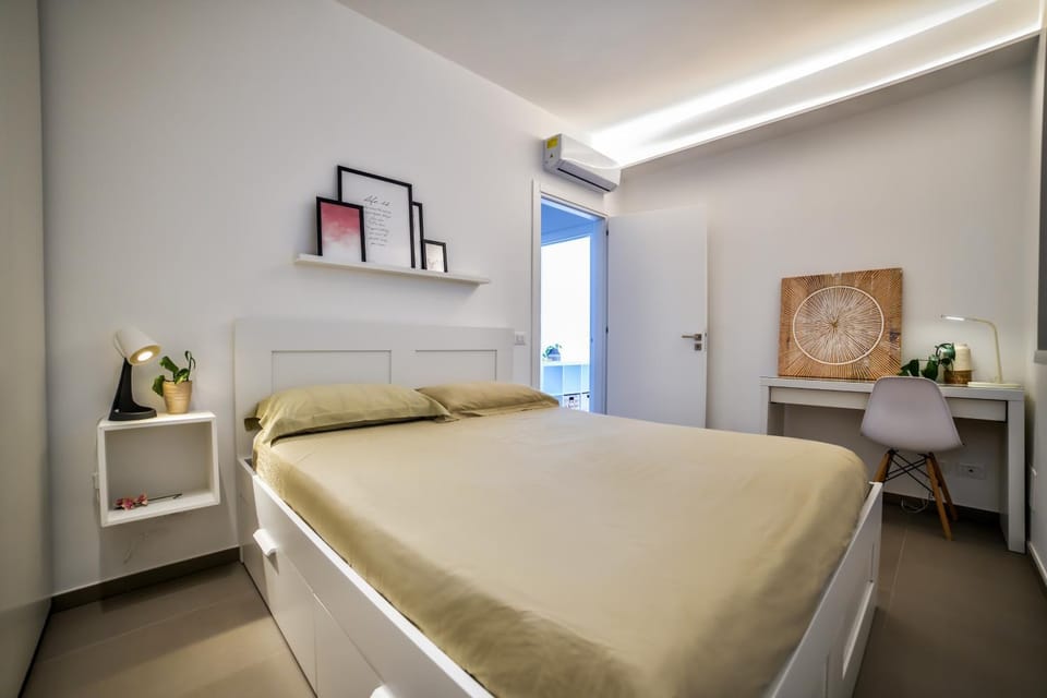 Bed, Seating area, Bedroom