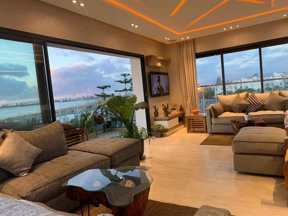 Seating area, City view, Sea view, Street view