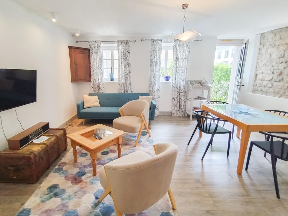 TV and multimedia, Living room, Seating area, Dining area
