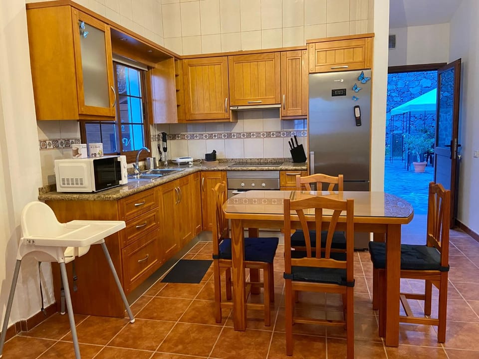 Kitchen or kitchenette, Dining area, oven
