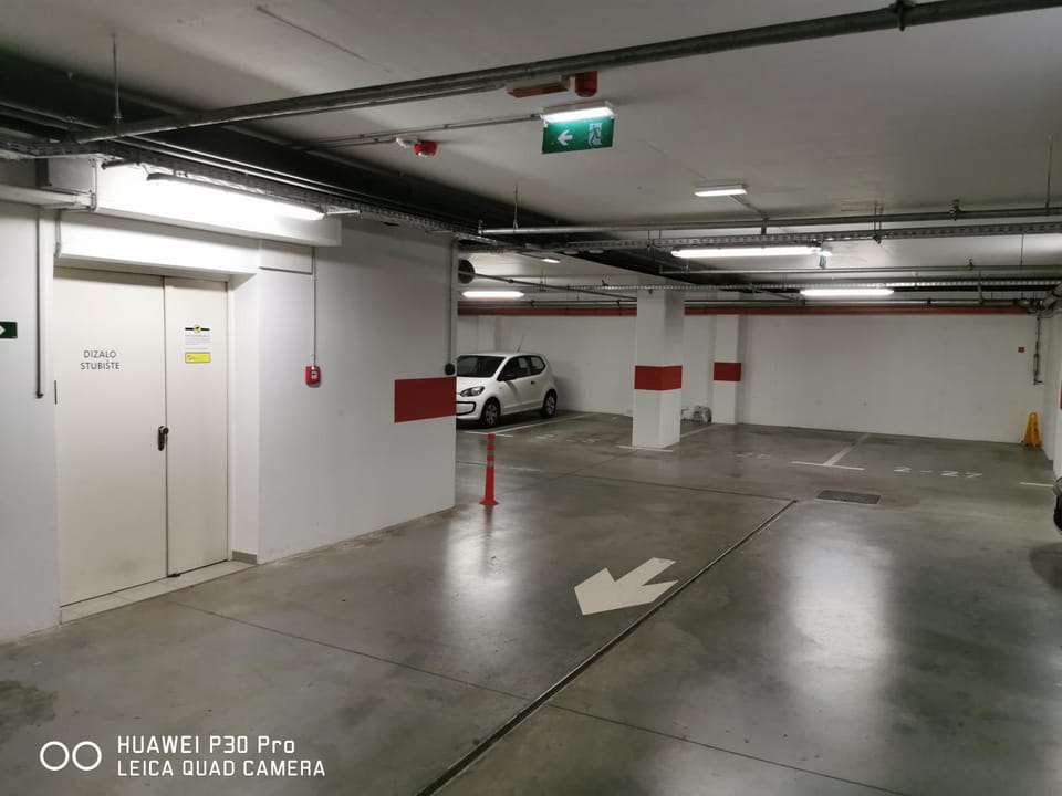 CITY CENTER PEARL #new#free reserved parking in garage elevator direct access#business and pleasure#city view&balcony&sunny&cafes&markets&tram#city center#working room#2 toliets#2 bedrooms Apartment in City of Zagreb