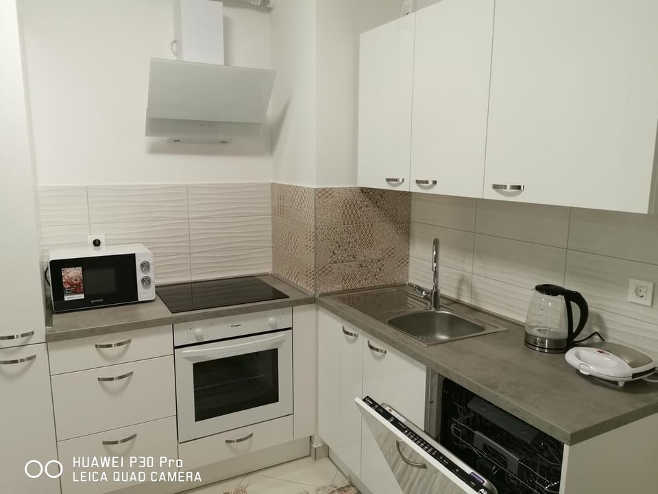 CITY CENTER PEARL #new#free reserved parking in garage elevator direct access#business and pleasure#city view&balcony&sunny&cafes&markets&tram#city center#working room#2 toliets#2 bedrooms Apartment in City of Zagreb