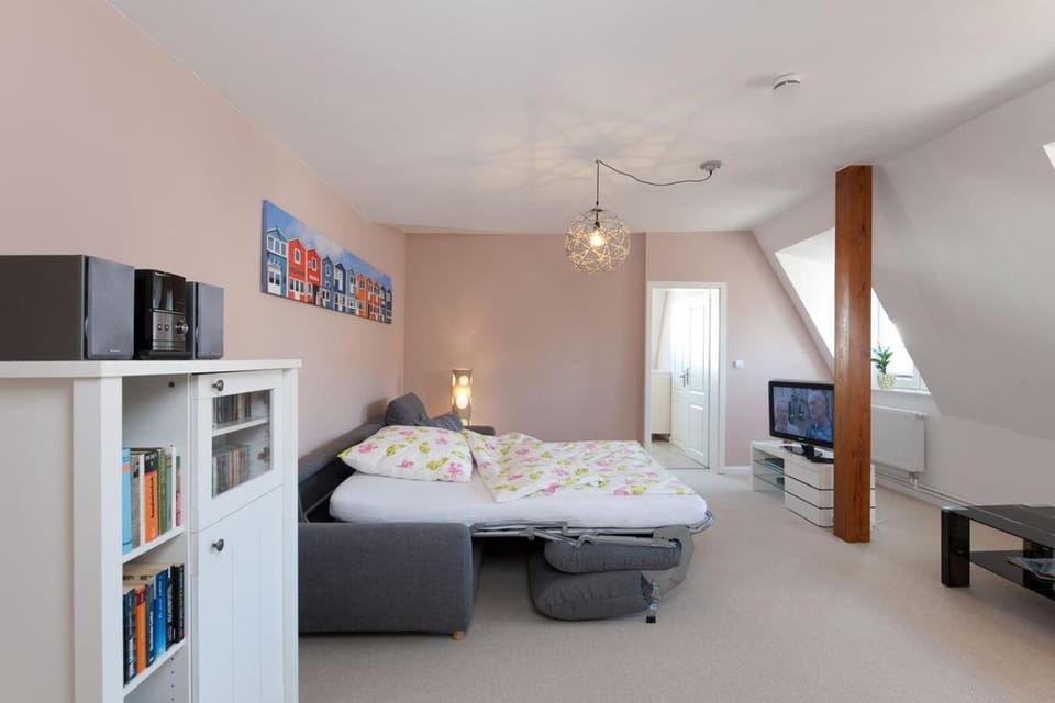 Bed, TV and multimedia, Living room