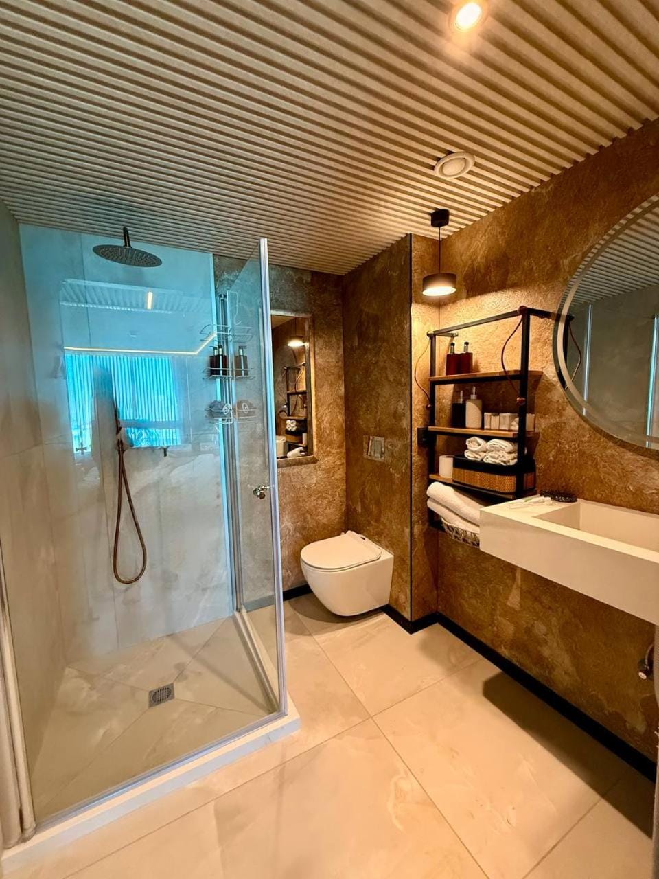 Shower, Toilet