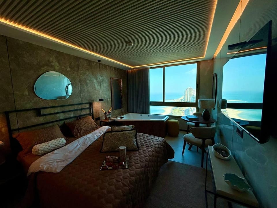 Photo of the whole room, Sea view