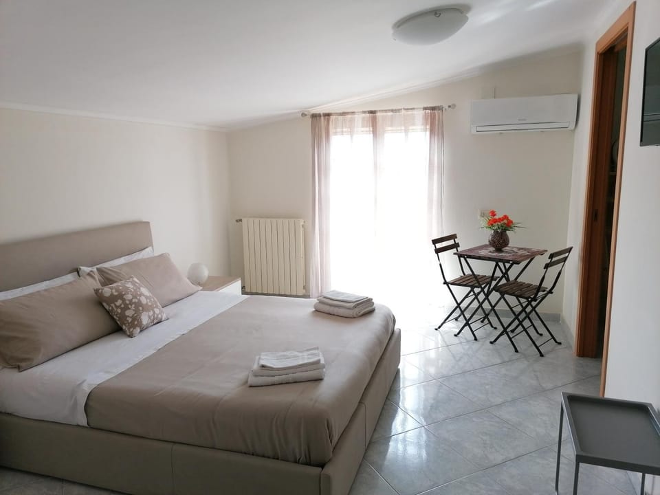 Bed, Bedroom, air conditioner