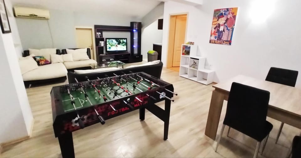 Communal lounge/ TV room, TV and multimedia, Living room, Seating area, Dining area, Food, Entertainment
