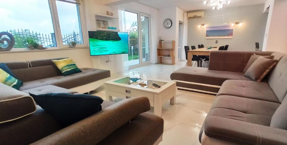Communal lounge/ TV room, TV and multimedia, Living room, Seating area