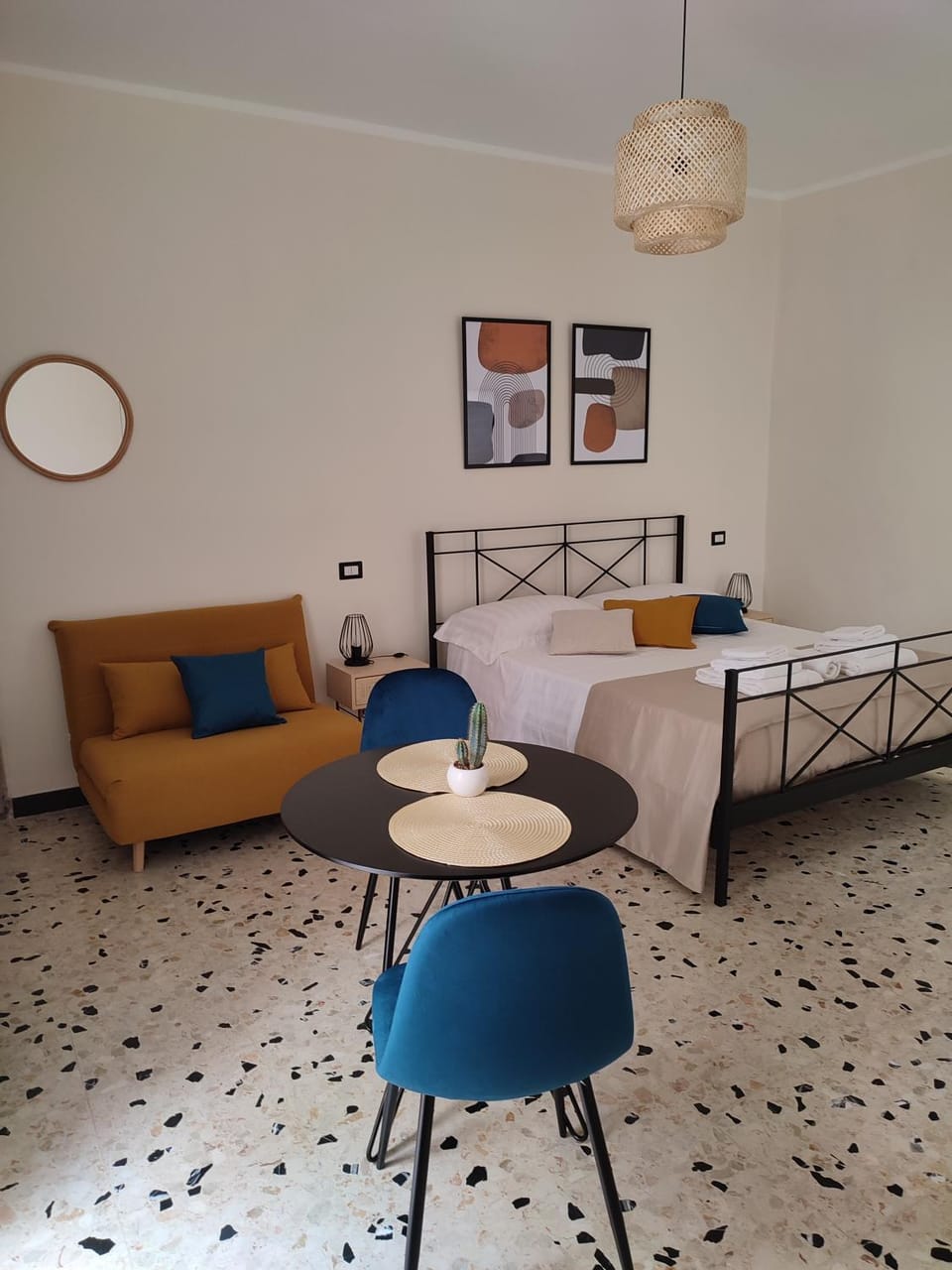 Photo of the whole room, Seating area