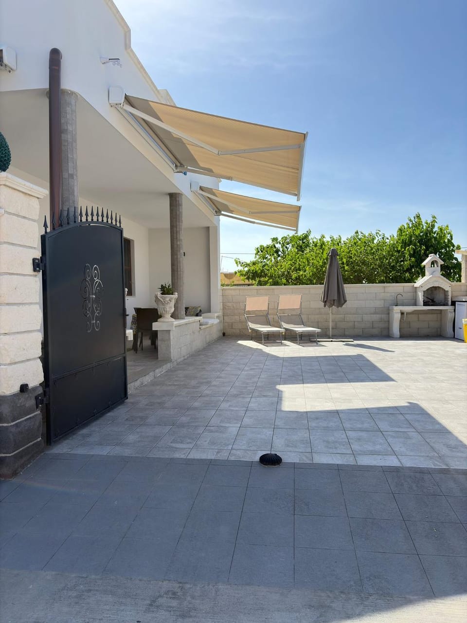 Facade/entrance, Parking