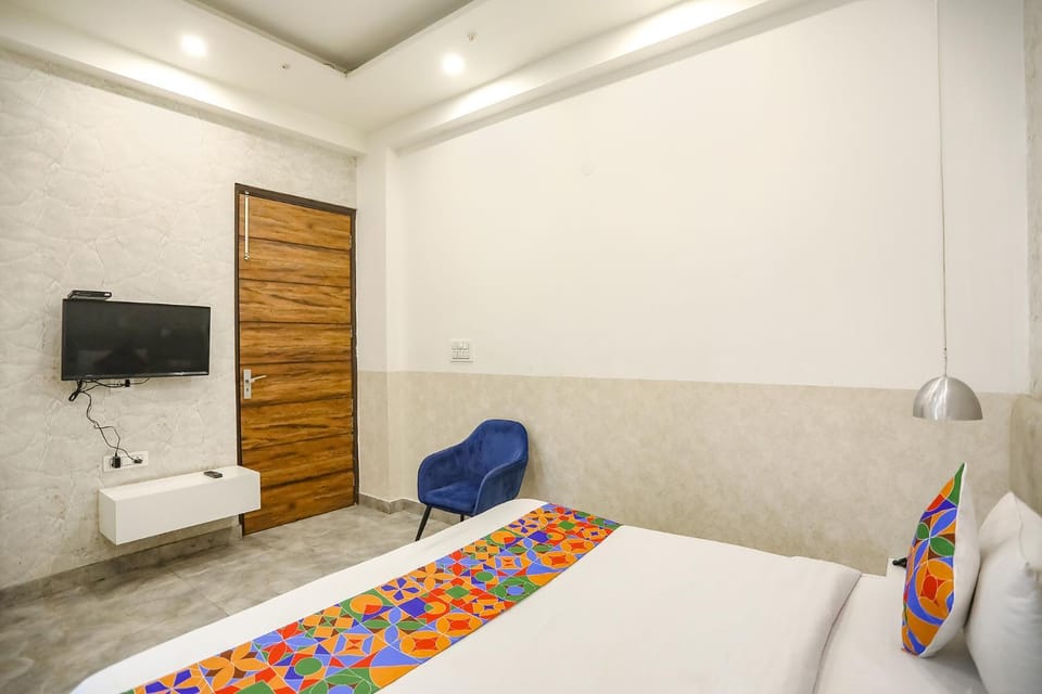 Bed, TV and multimedia, Bedroom