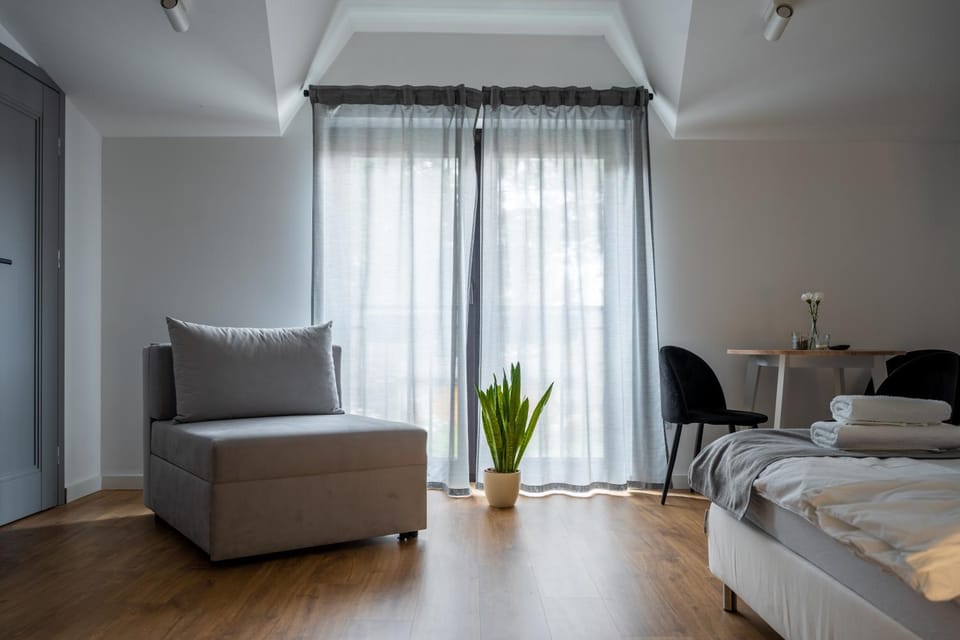 Bed, Living room, Other, Photo of the whole room, Decorative detail, Seating area, Bedroom, Text overlay, Guests, Time of day, Quiet street view, furniture, internet, towels