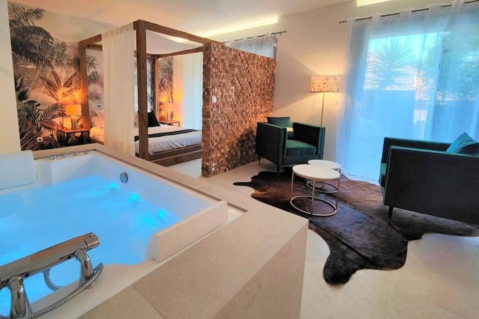 Bed, Hot Tub, Photo of the whole room, Bedroom, Bath