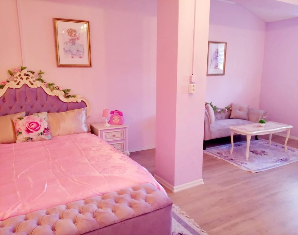 Bed, Seating area