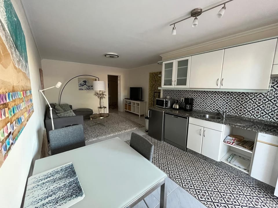 Kitchen or kitchenette, Dining area, dishwasher, stove, toaster