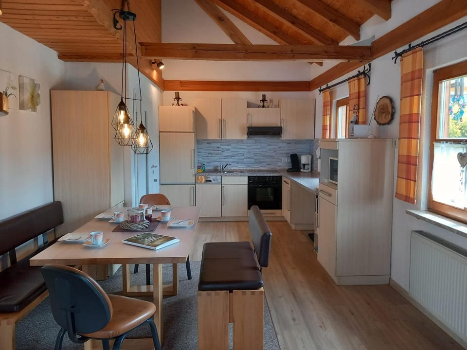 Kitchen or kitchenette, Seating area, Dining area