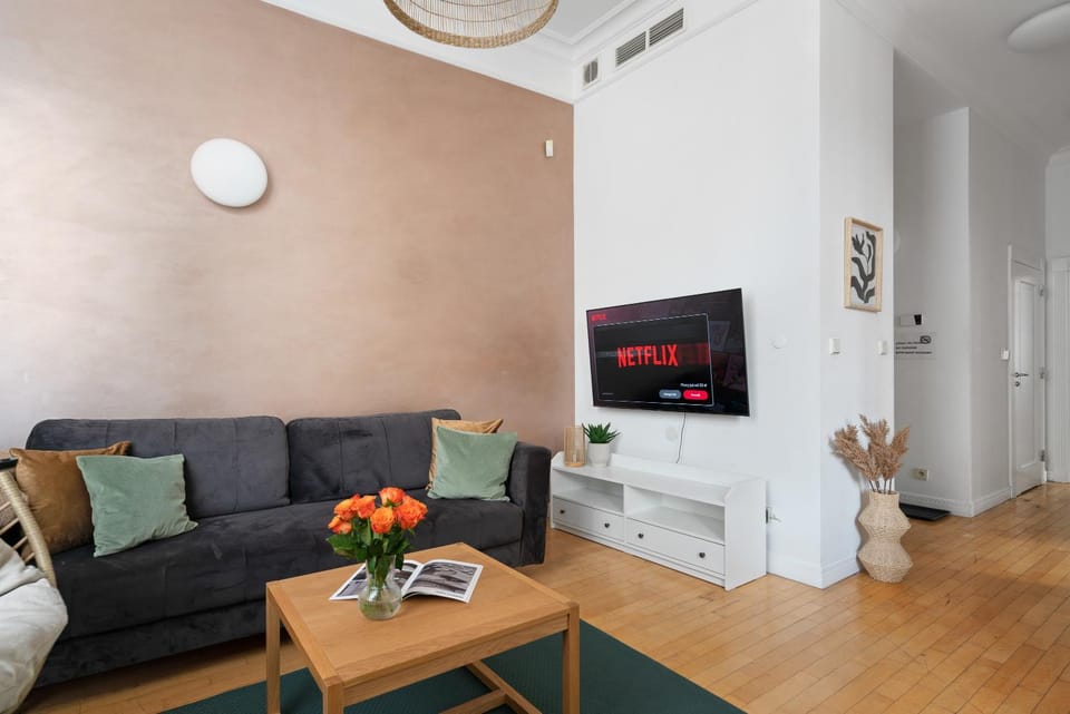 TV and multimedia, Living room, Seating area, Evening entertainment, air conditioner