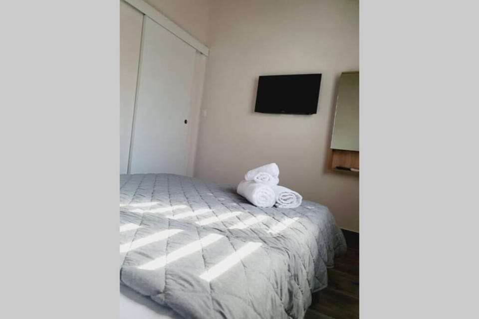 Bed, TV and multimedia, Photo of the whole room, Bedroom