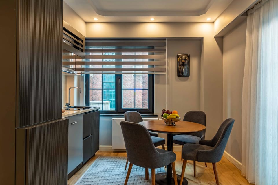 Dining area, kitchen