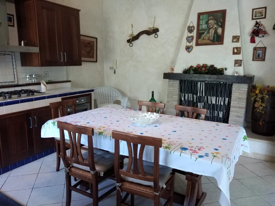 Kitchen or kitchenette, Dining area, pet friendly, stove