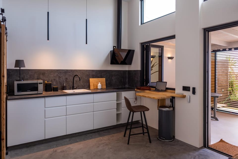 Coffee/tea facilities, Kitchen or kitchenette, minibar, stove
