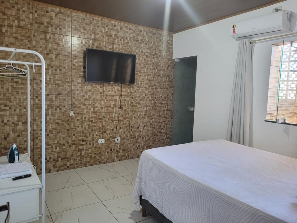 Shower, Bed, Bathroom, TV and multimedia, Photo of the whole room, Bedroom, towels, air conditioner