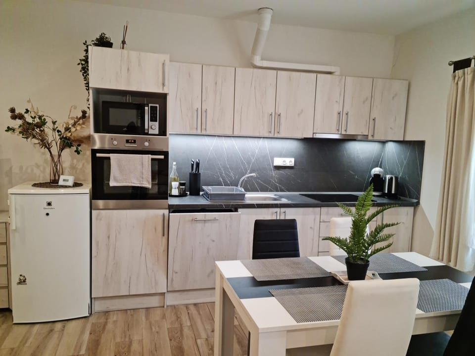 Coffee/tea facilities, Kitchen or kitchenette, Dining area, dishwasher, microwave, oven, stove